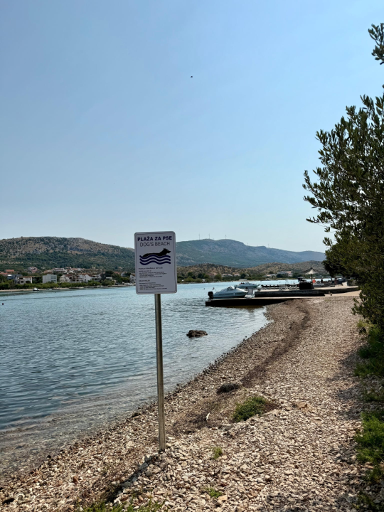 Grebaštica dobila dvije plaže za pse: Sada vlasnici ljubimaca mogu bezbrižno uživati u moru