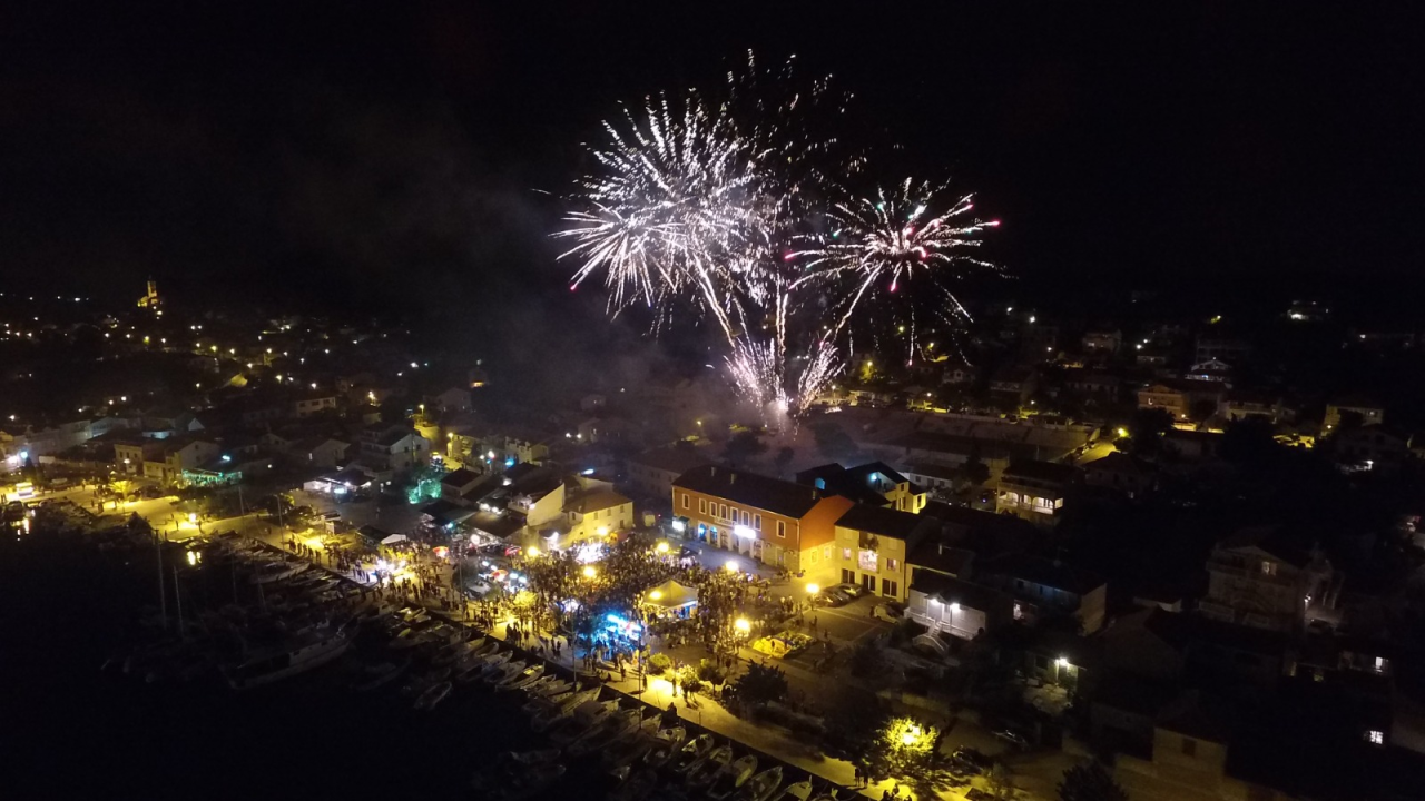 FOTO Jezera spremna za spektakl: Ne propustite Ribarsku feštu uz Crvenu jabuku i dalmatinske okuse!