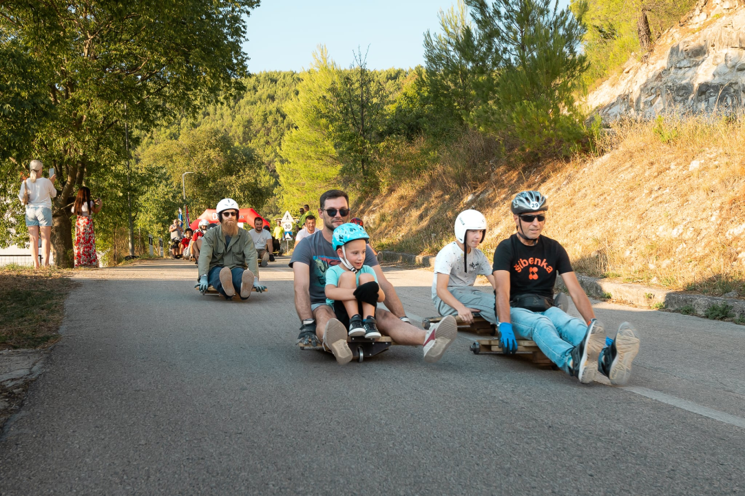 Tradicionalna Utrka karića u Rupama i ove godine oduševila posjetitelje i natjecatelje