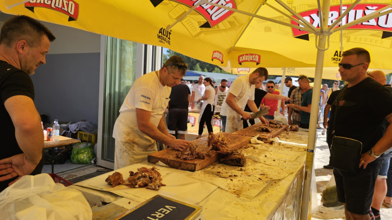 Ni vrućine nisu spriječile masu ljudi da obilježe 'sveti deseti'