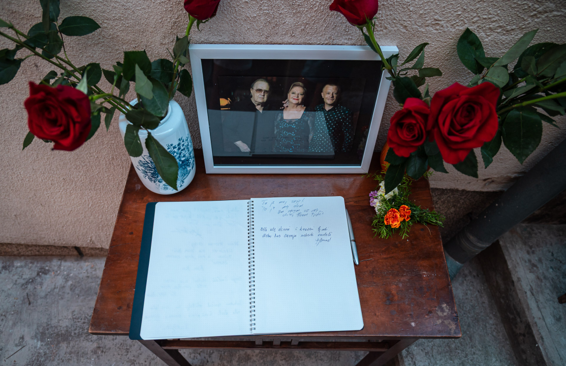 Svijeće, ruže i poruke za obitelj Dedić: Šibenčani se danas u Teslinoj ulici opraštaju glazbenih velikana