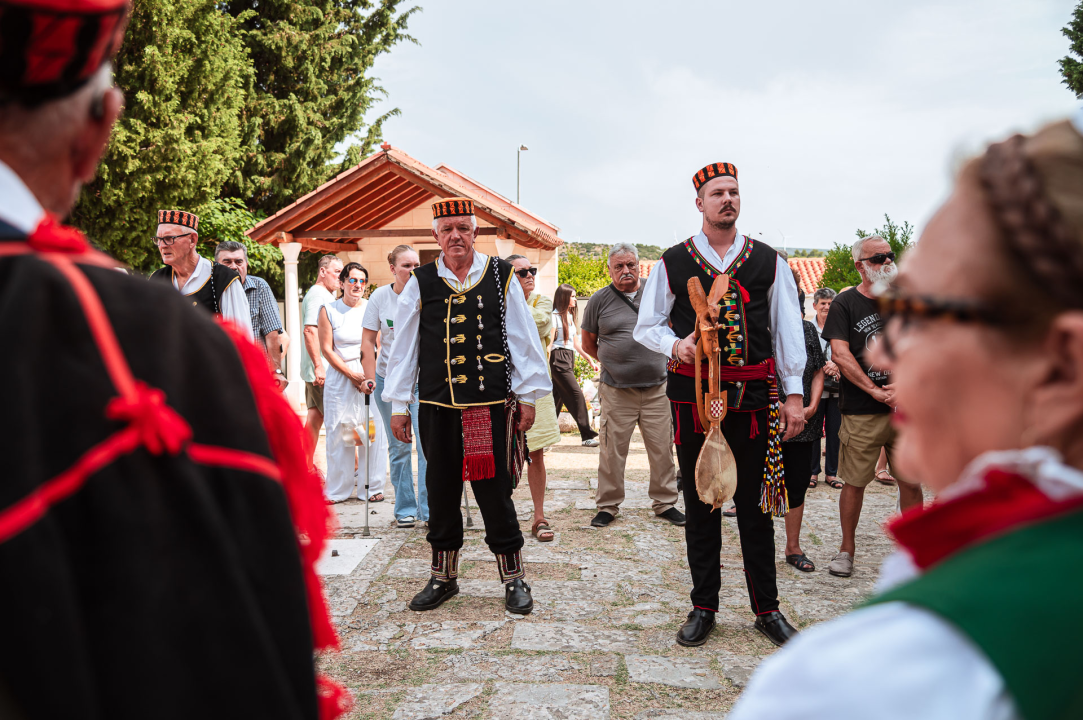 FOTO Blagdan Velike Gospe u Vrpolju: Brojni vjernici okupili su se jutros na svečanom misnom slavlju