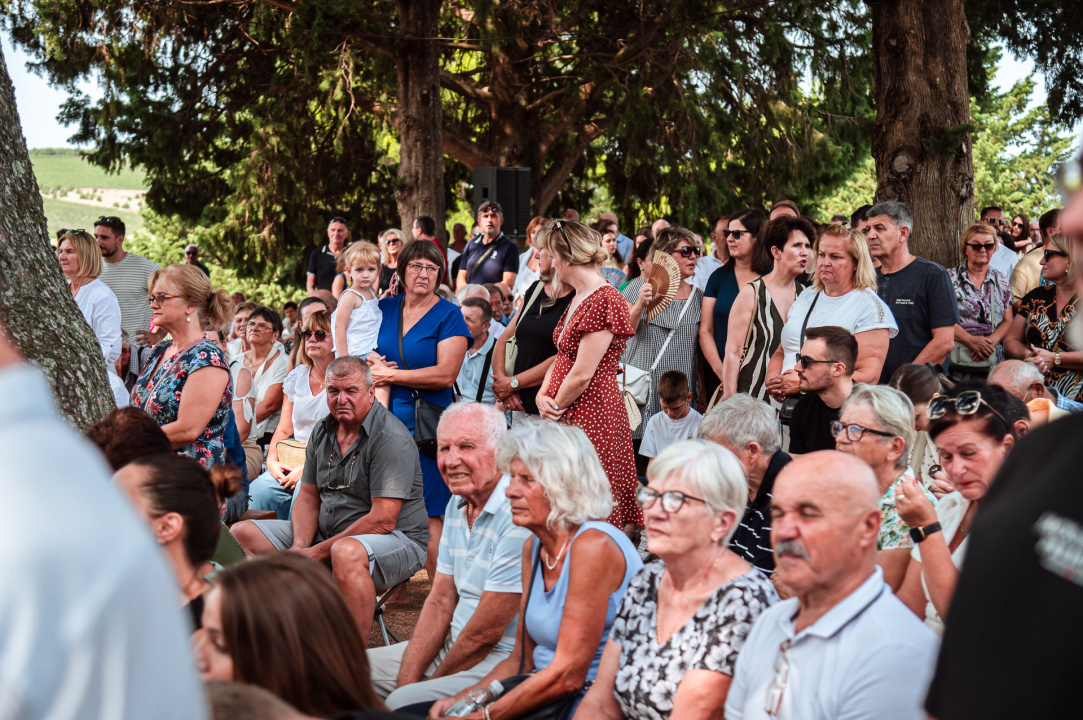 FOTO Blagdan Velike Gospe u Vrpolju: Brojni vjernici okupili su se jutros na svečanom misnom slavlju