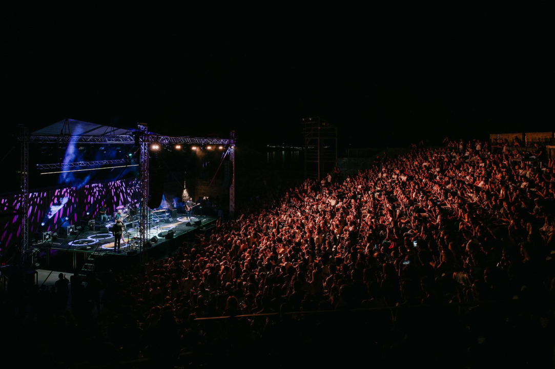 Pogledajte atmosferu: Darko Rundek & Ekipa i PipsChips&Videoclips rasplesali Tvrđavu sv. Mihovila