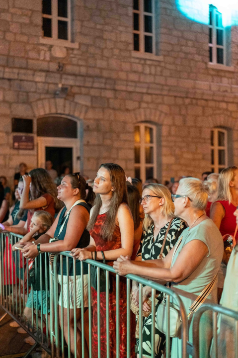 Skitnica i ostali hitovi odjekivali vodičkom rivom: Nezaboravna večer s Jasnom Zlokić