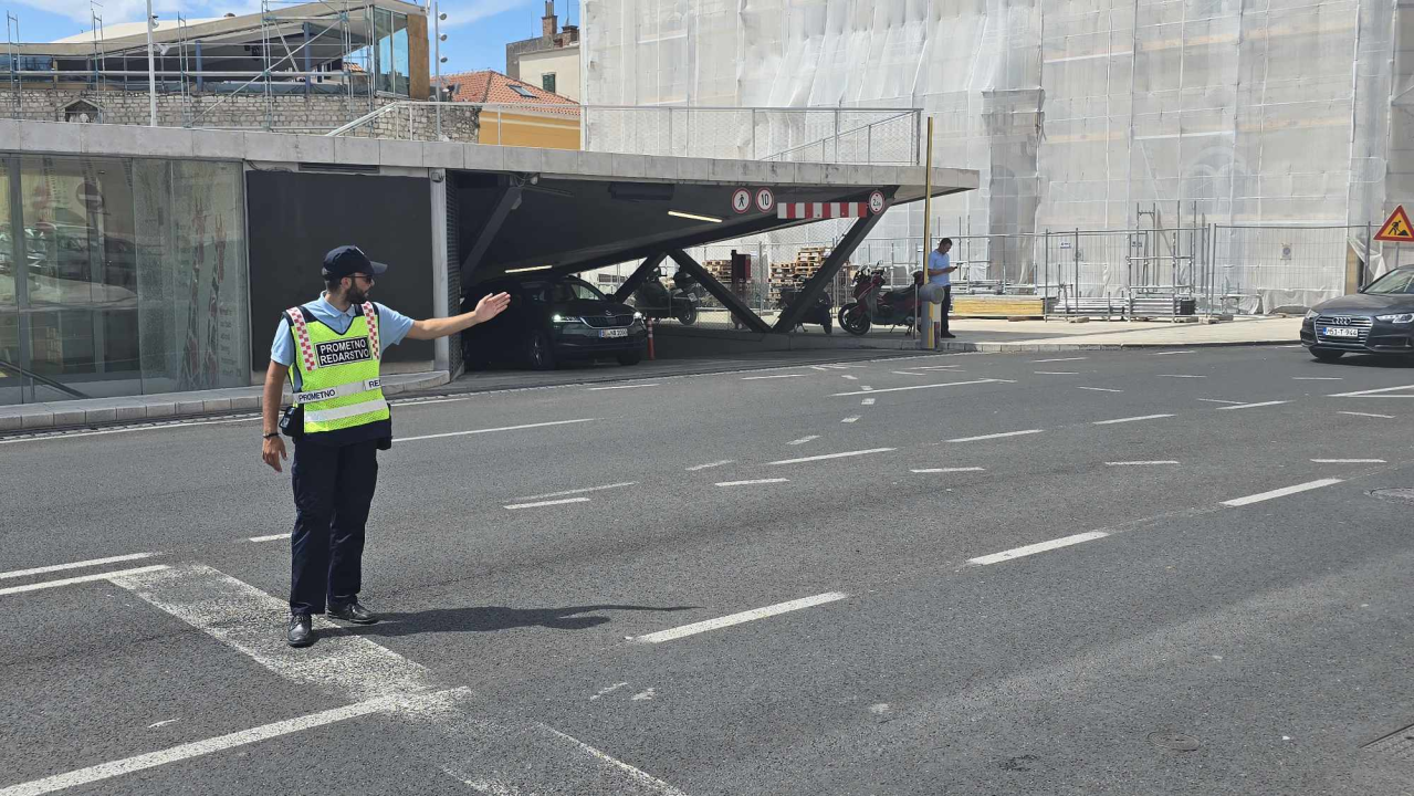 FOTO Prometni redar izašao spasiti stvar na kritičnoj točki u centru Šibenika