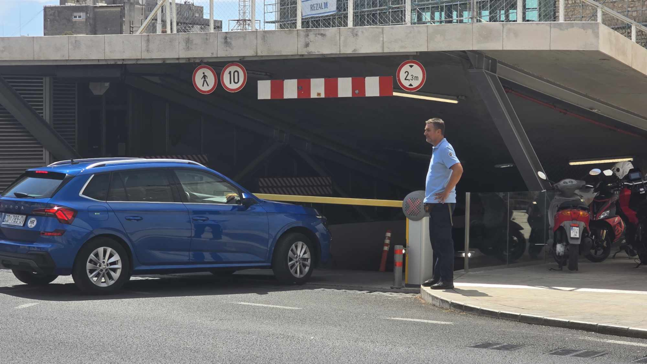 FOTO Prometni redar izašao spasiti stvar na kritičnoj točki u centru Šibenika