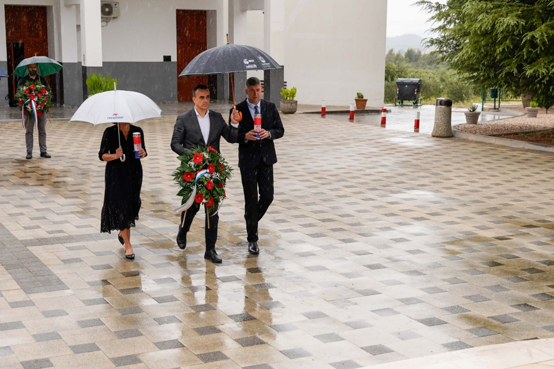 Vijenci i svijeće za žrtve totalitarnih režima na Kvanju