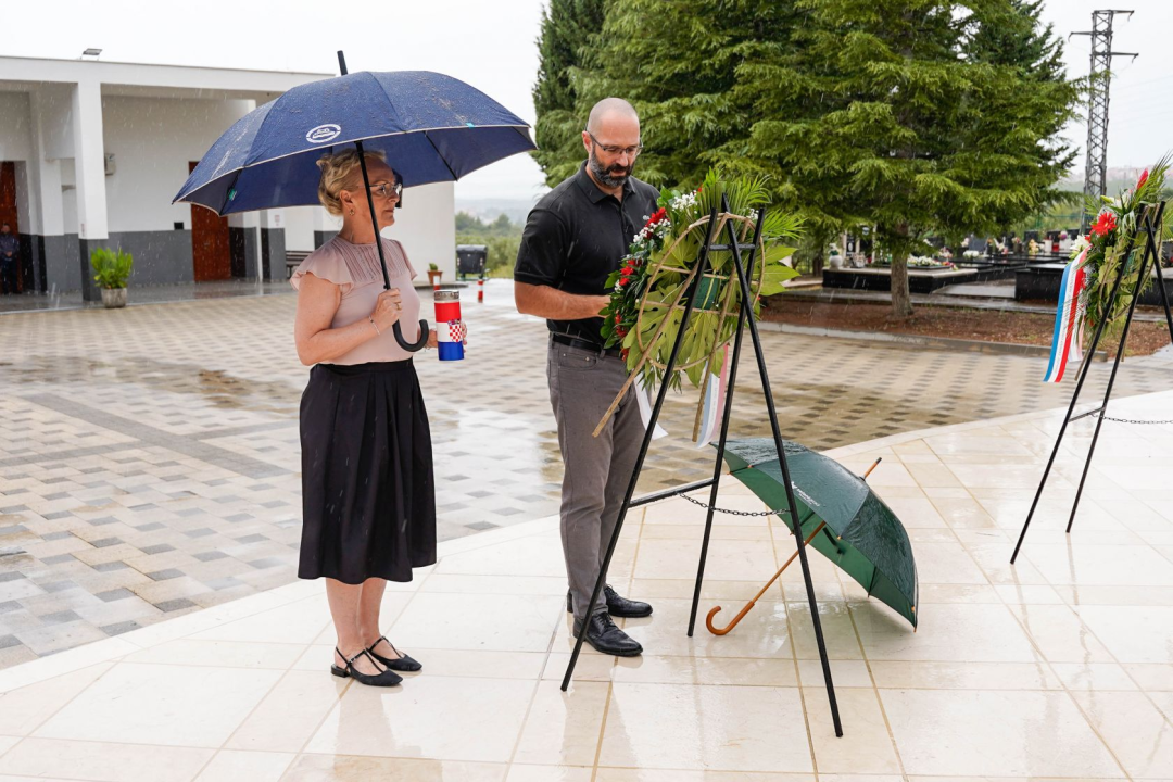 Vijenci i svijeće za žrtve totalitarnih režima na Kvanju