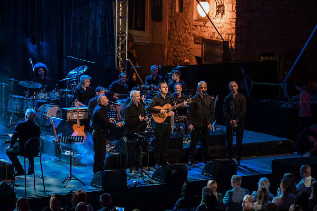 Publika u Šibeniku uživala u bezvremenskim pjesmama Vinka Coce na prvoj večeri Dalmatinske šansone