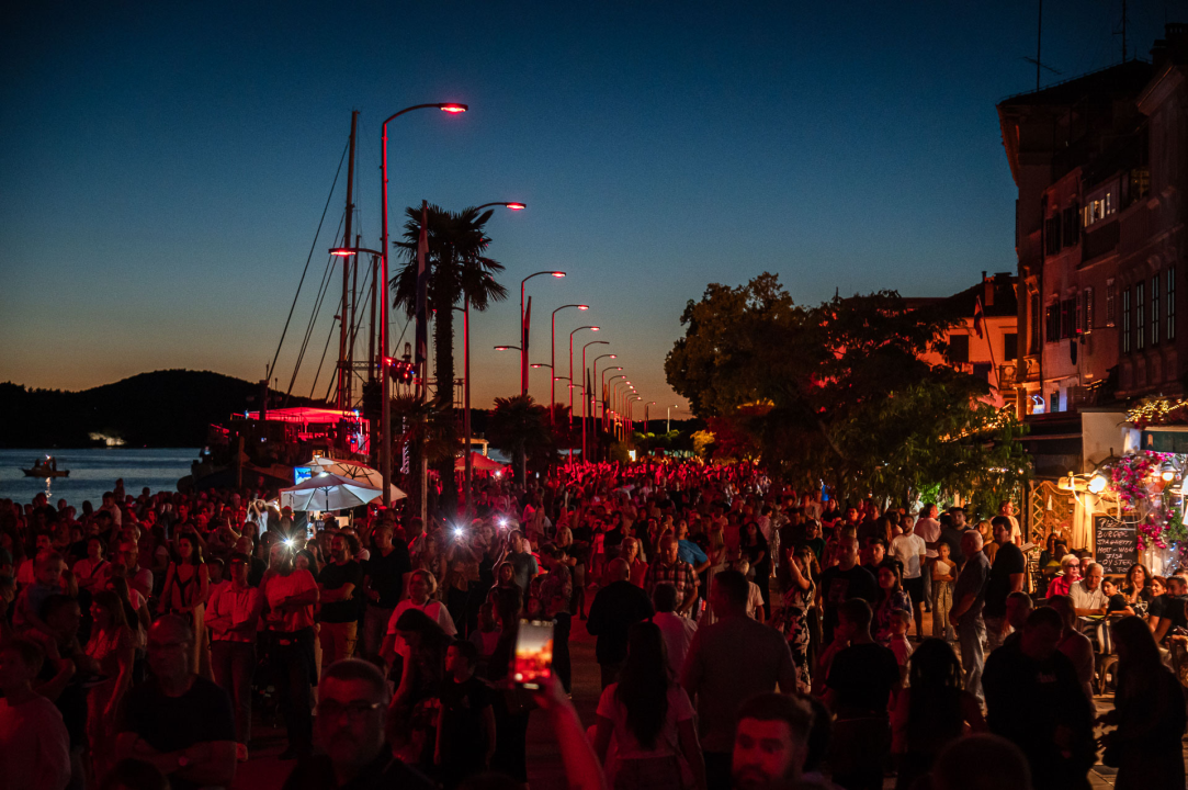 Šibenik impresivnim dron showom obilježio jubilarno izdanje manifestacije Light is life