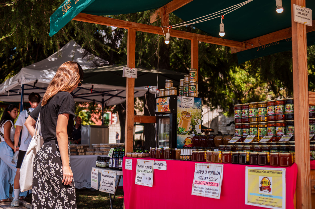 Otvoren 16. Srednjovjekovni sajam u Šibeniku: Nakon petogodišnje pauze vratio se na rivu u punom sjaju