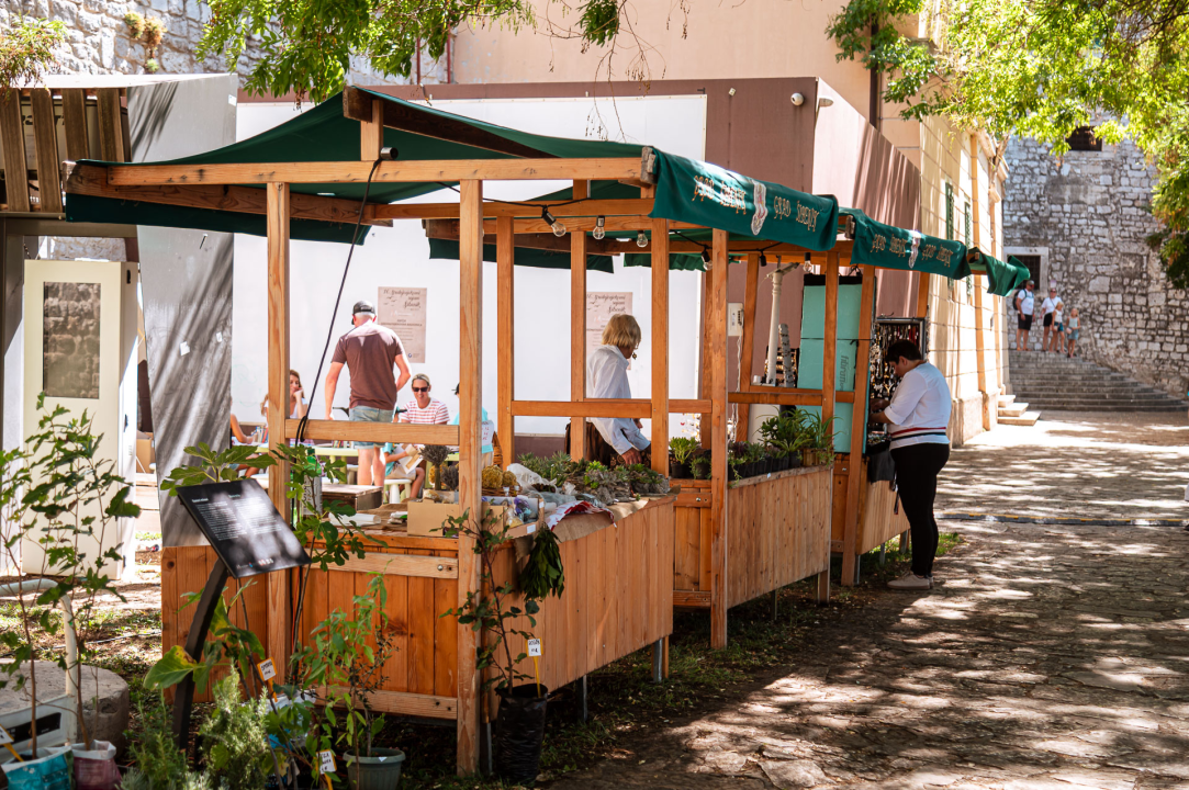 Otvoren 16. Srednjovjekovni sajam u Šibeniku: Nakon petogodišnje pauze vratio se na rivu u punom sjaju