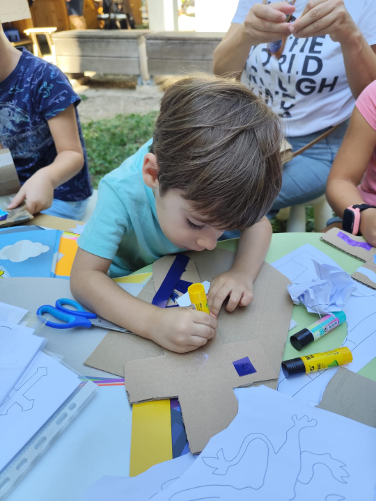 Mališani izrađivali mačeve i štitove ispred šibenskog Muzeja