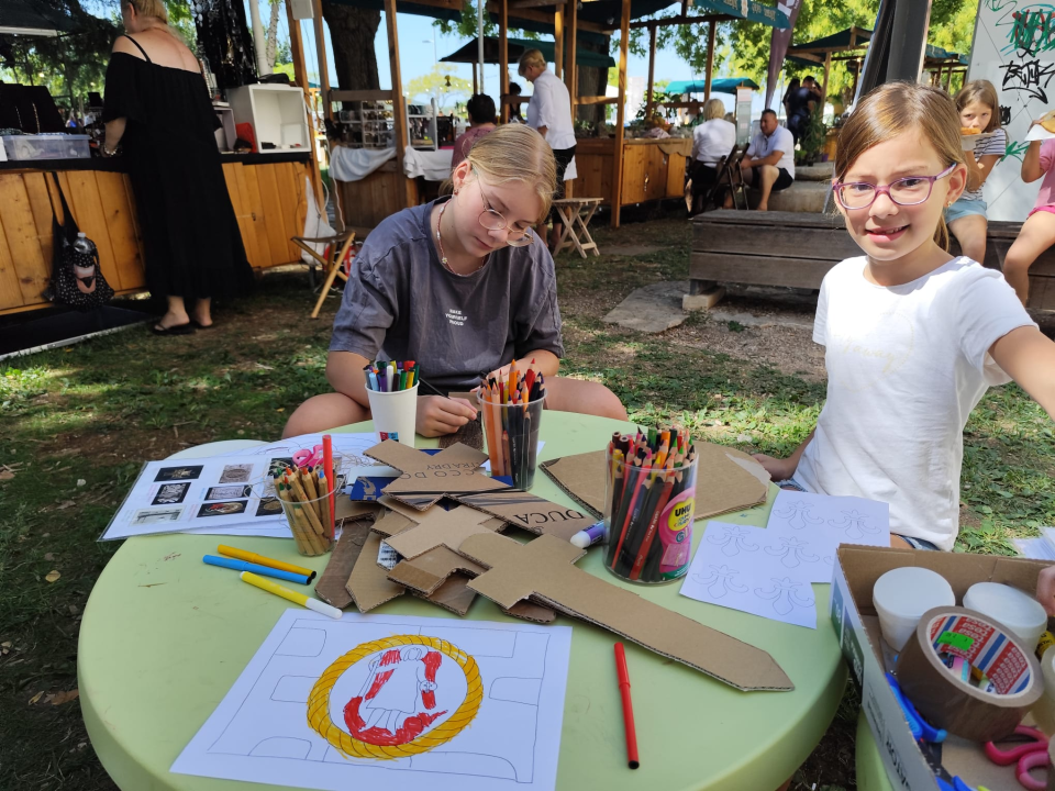 Mališani izrađivali mačeve i štitove ispred šibenskog Muzeja