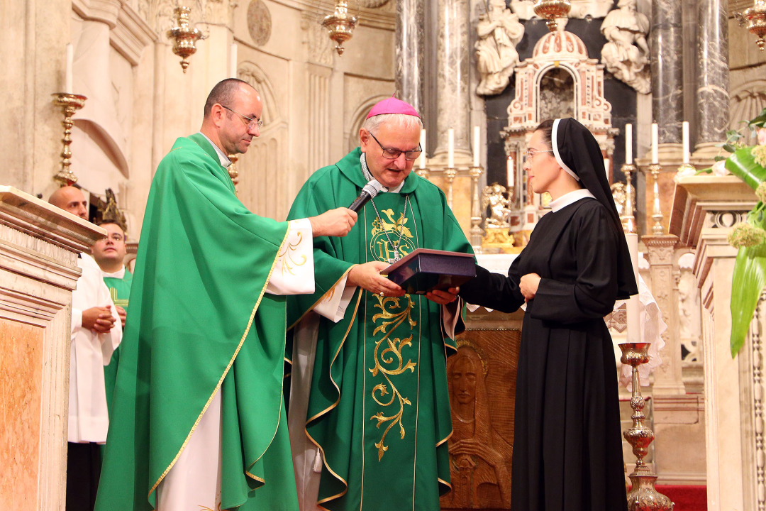 Na misnom slavlju u katedrali sv. Jakova podijeljeni kanonski mandati vjeroučiteljima i odgojiteljima u vjeri