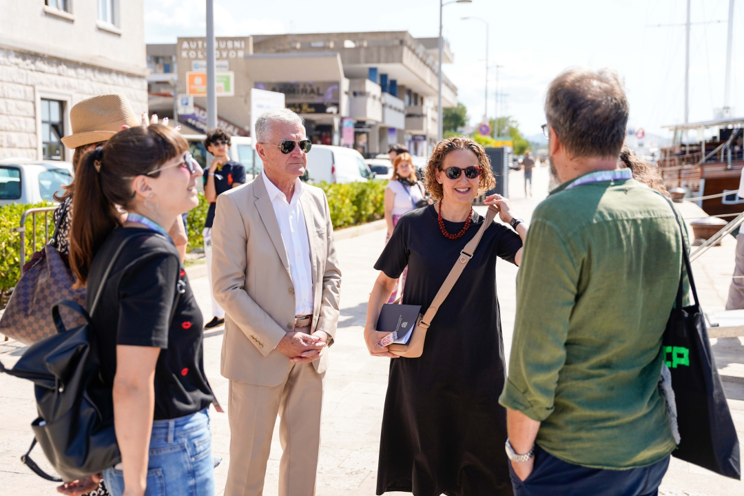 Nina Obuljen-Koržinek povodom SHIP-a posjetila Šibenik, pa prošetala rivom s gradonačelnikom