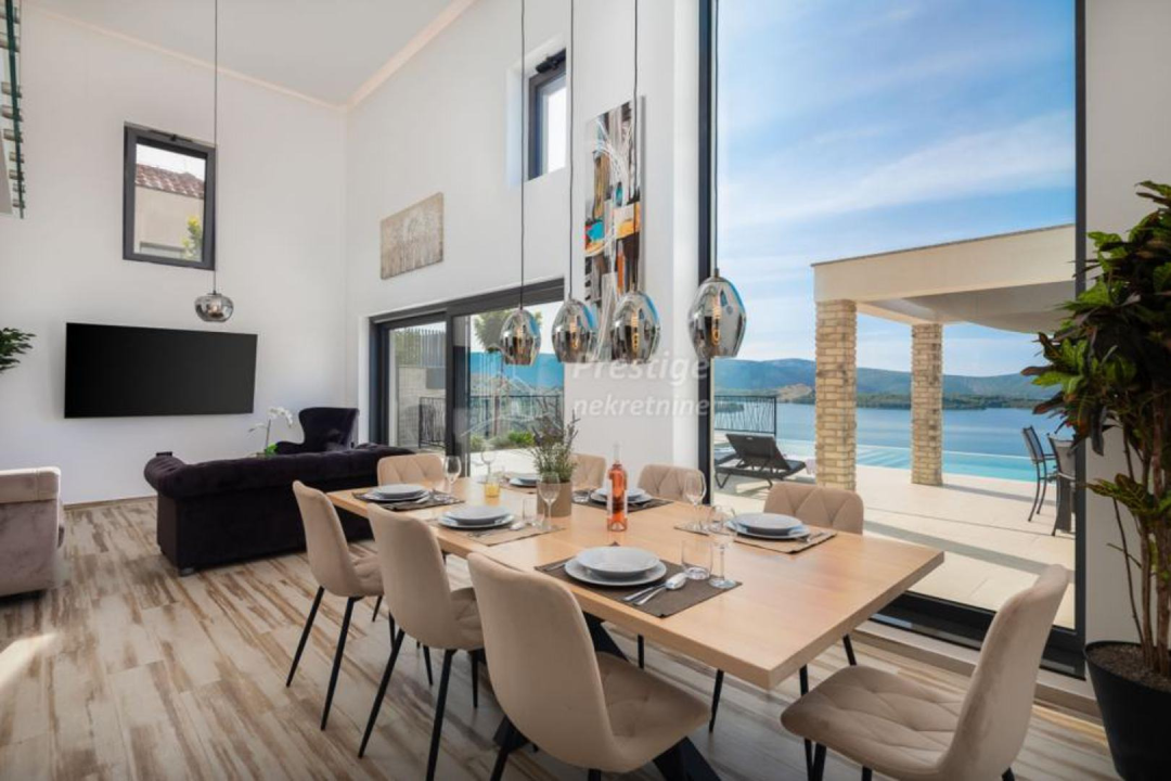 Vila iz snova na prodaju u Žaboriću: 12 soba, terasa s jacuzzijem, privatni sportski teren...