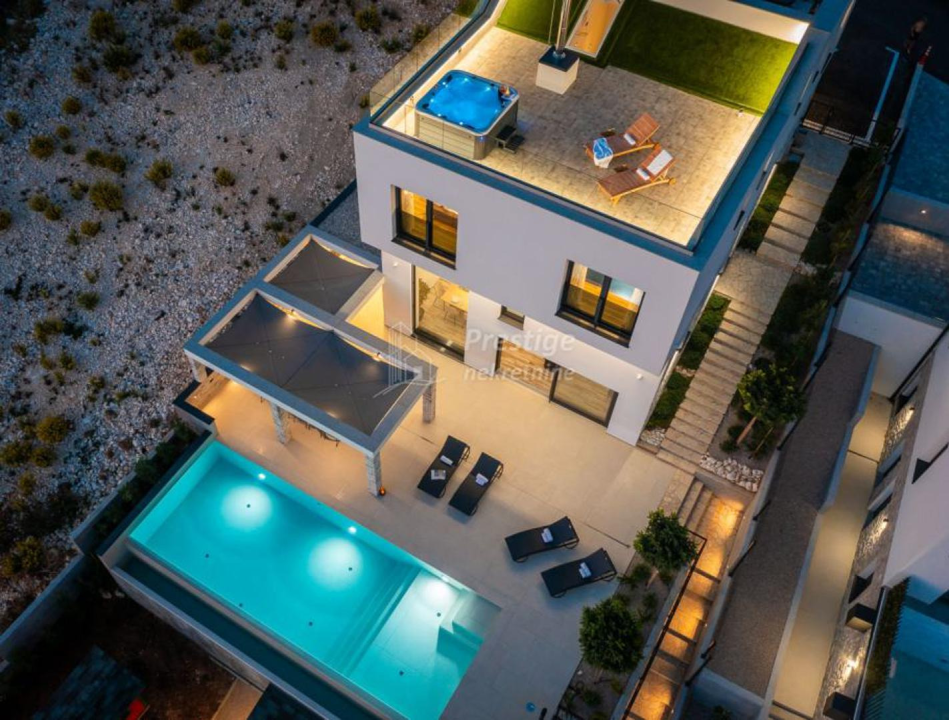 Vila iz snova na prodaju u Žaboriću: 12 soba, terasa s jacuzzijem, privatni sportski teren...