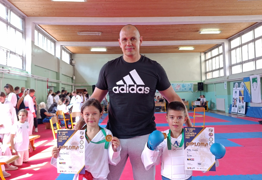 FOTO Članovi Karate kluba Šibenik 1066 uzeli 15 medalja na međunarodnom turniru u Sarajevu