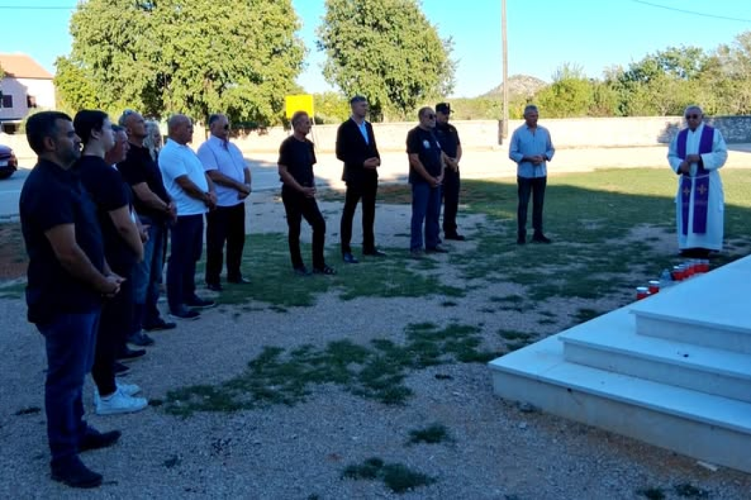 FOTO Odana počast poginulim braniteljima iz Unešića, Mirlović Zagore i Pakova Sela