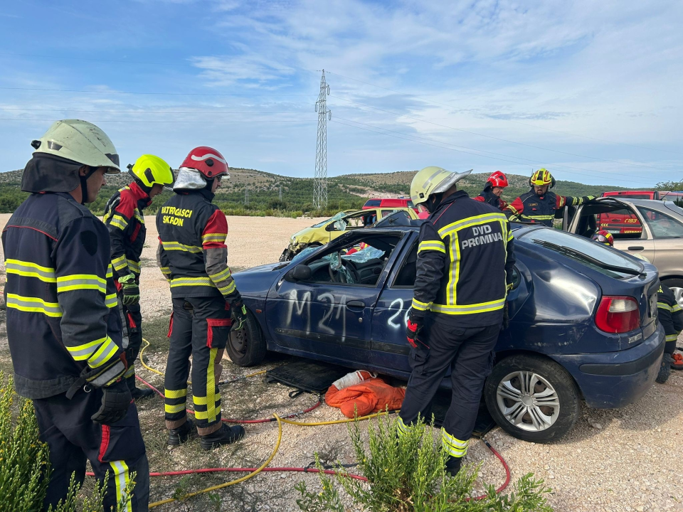 Članovi Vatrogasnih postrojbi iz županije usavršavali vještine spašavanja iz prometnih nesreća