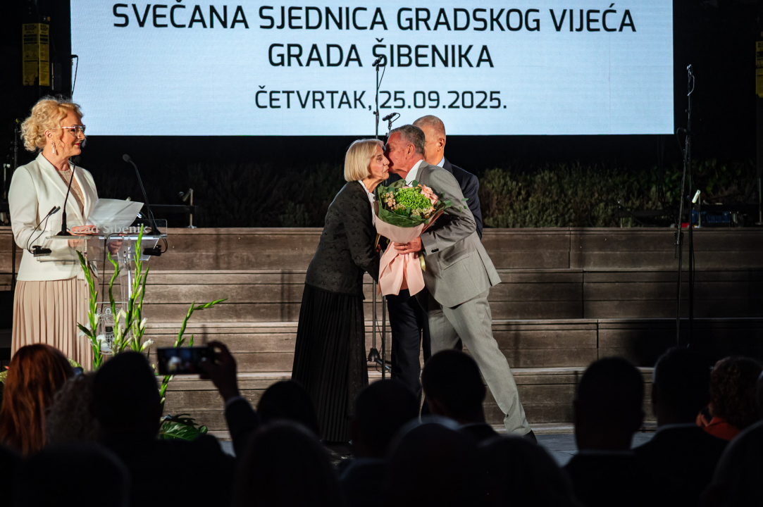 FOTO Franka Baranović Nagradu Grada Šibenika posvetila majci: 'Šibenik je utkan u moje gene i ovo je za mene posebna čast'