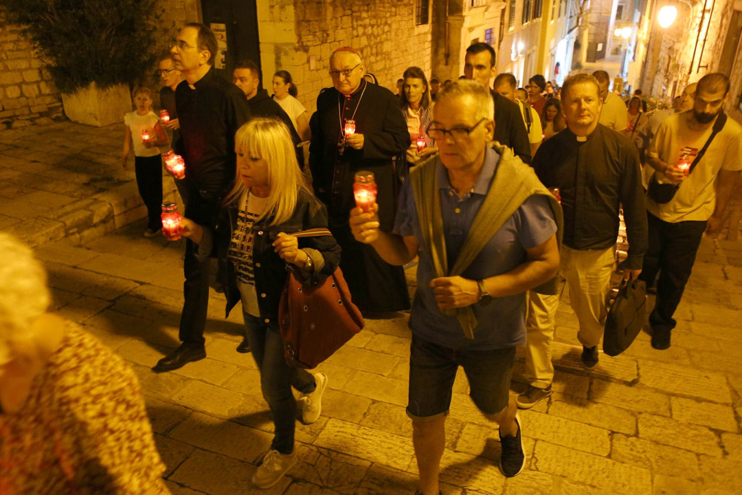 Mladi Šibenčani u procesiji za blagdan svetog Mihovila