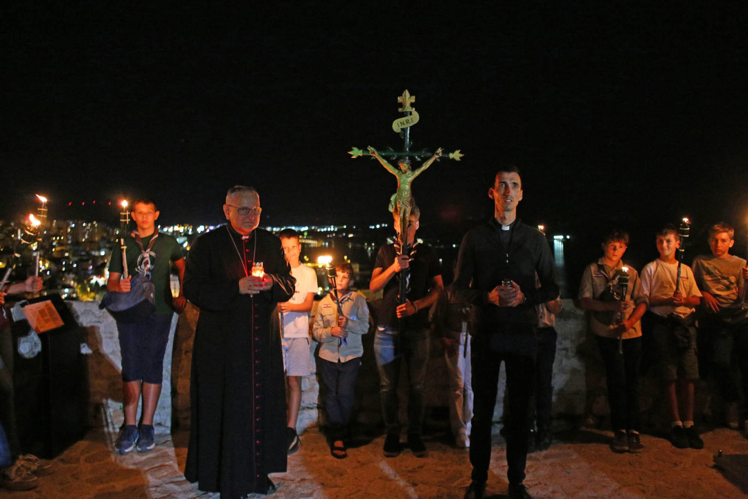 Mladi Šibenčani u procesiji za blagdan svetog Mihovila