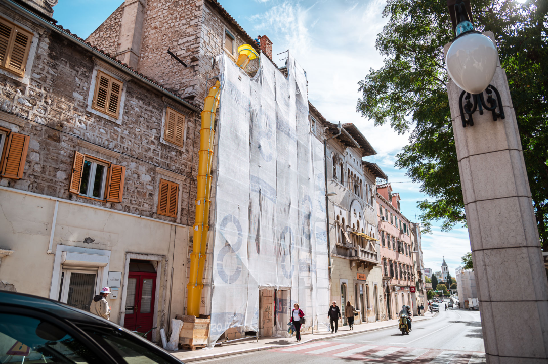 Uklanjaju se dotrajali dimnjaci sa zgrade u Zvonimirovoj