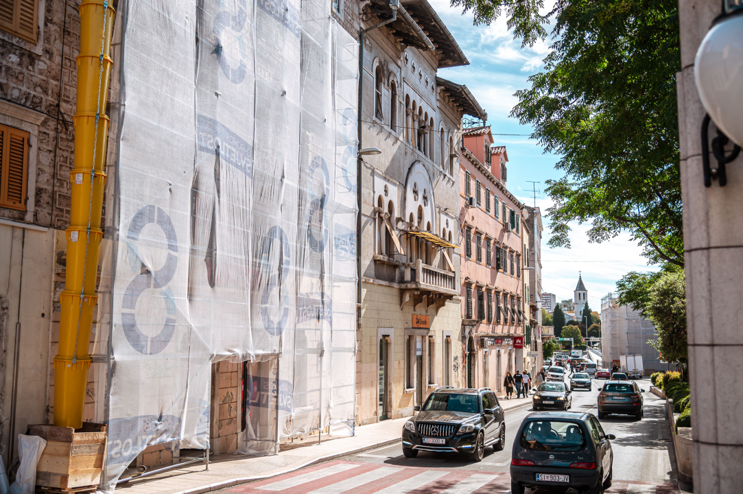 Uklanjaju se dotrajali dimnjaci sa zgrade u Zvonimirovoj