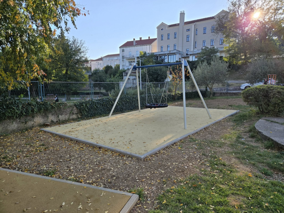 FOTO Drniški mališani sada mogu guštati u novouređenom igralištu