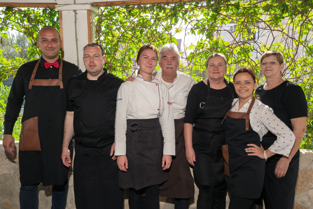 FOTO Petkom se u Konobi Oli uživa u dalmatinskoj spizi, pjesmi i odličnoj atmosferi!