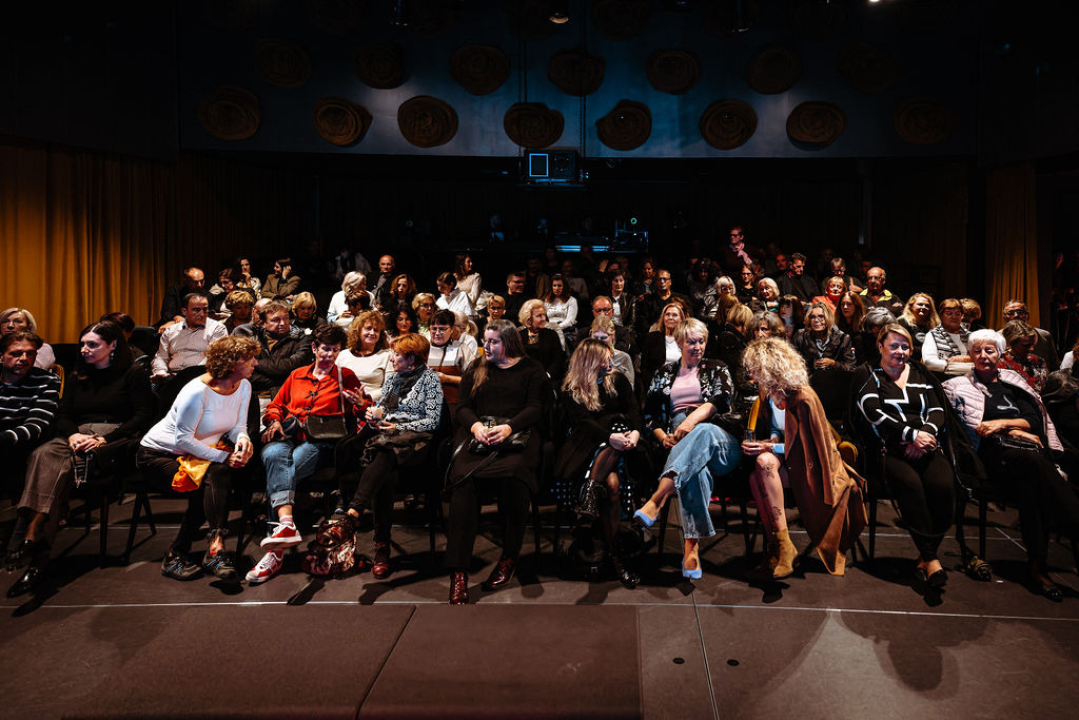 Amira Medunjanin otvorila novu sezonu u Kući umjetnosti Arsen, publika ju nagradila dugotrajnim pljeskom