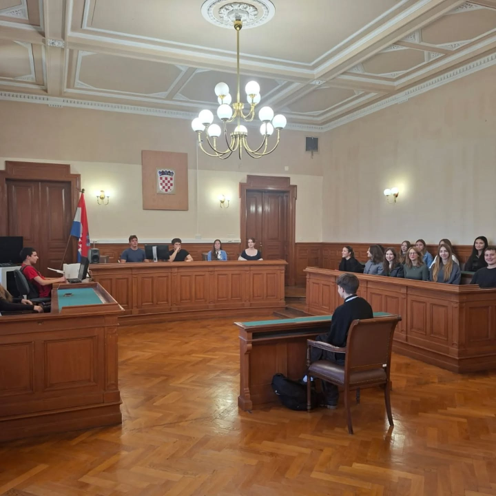 Gimnazijalci na sudu u Šibeniku: Izvannastavna aktivnost povodom Europskog dana pravosuđa