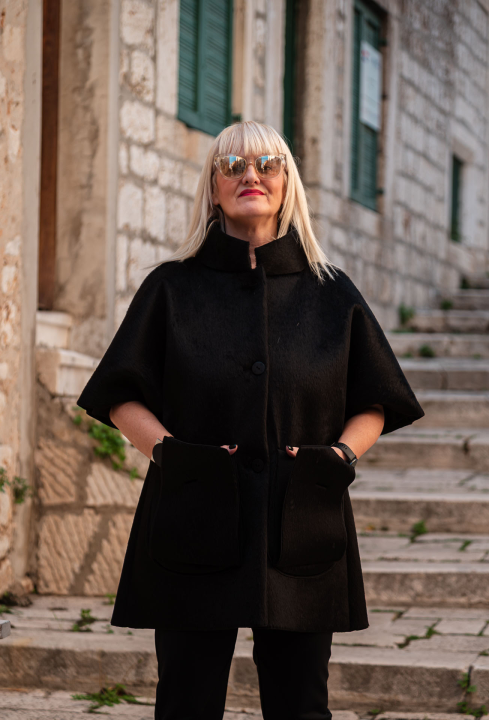 FOTO Modni raj u Šibeniku: Otkrijte ekskluzivne kolekcije hrvatskih dizajnera u Galeriji Juraj Dalmatinac!