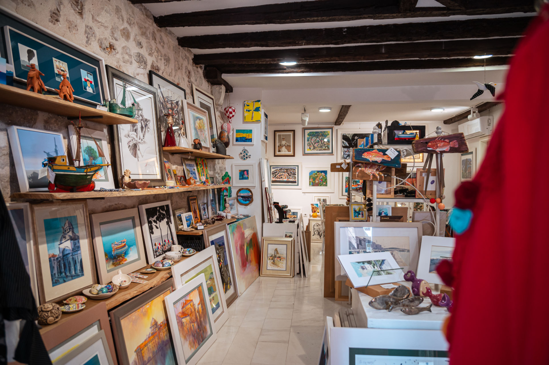 FOTO Modni raj u Šibeniku: Otkrijte ekskluzivne kolekcije hrvatskih dizajnera u Galeriji Juraj Dalmatinac!