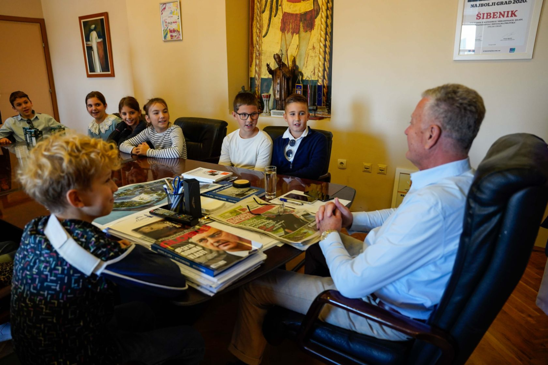 Četvrtaši učiteljice Ivane Guberina posjetili gradonačelnika Burića. Evo što su ga pitali