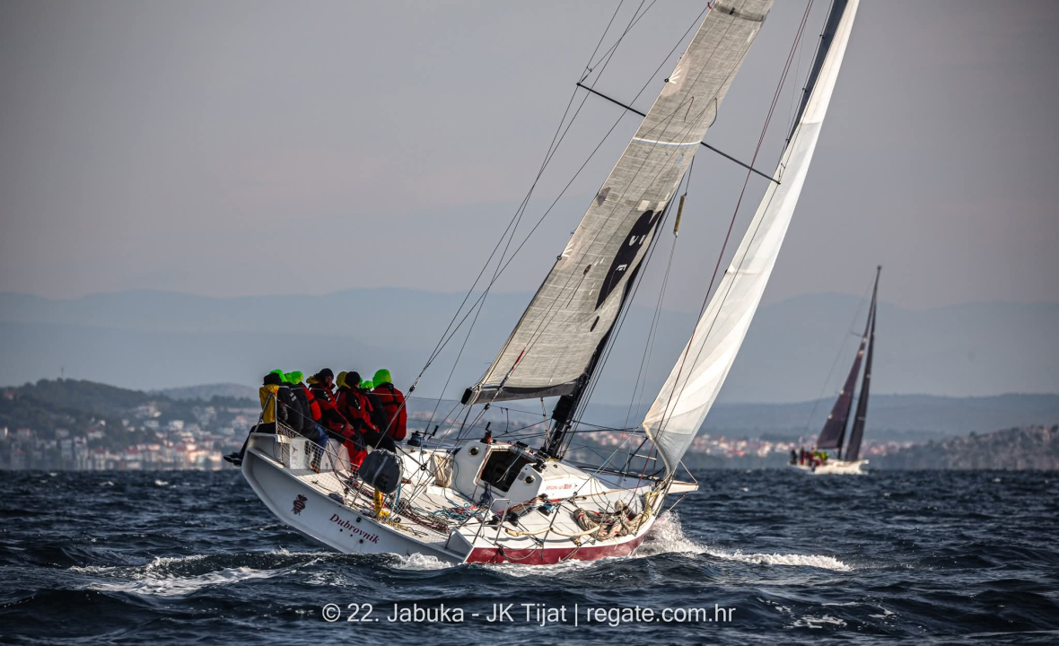 Jedriličarski spektakl u Vodicama: Zlatni olimpijac Fantela i Scorpio pokorili 22. Jabuku