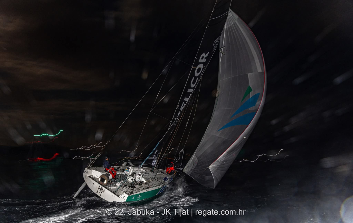 Jedriličarski spektakl u Vodicama: Zlatni olimpijac Fantela i Scorpio pokorili 22. Jabuku