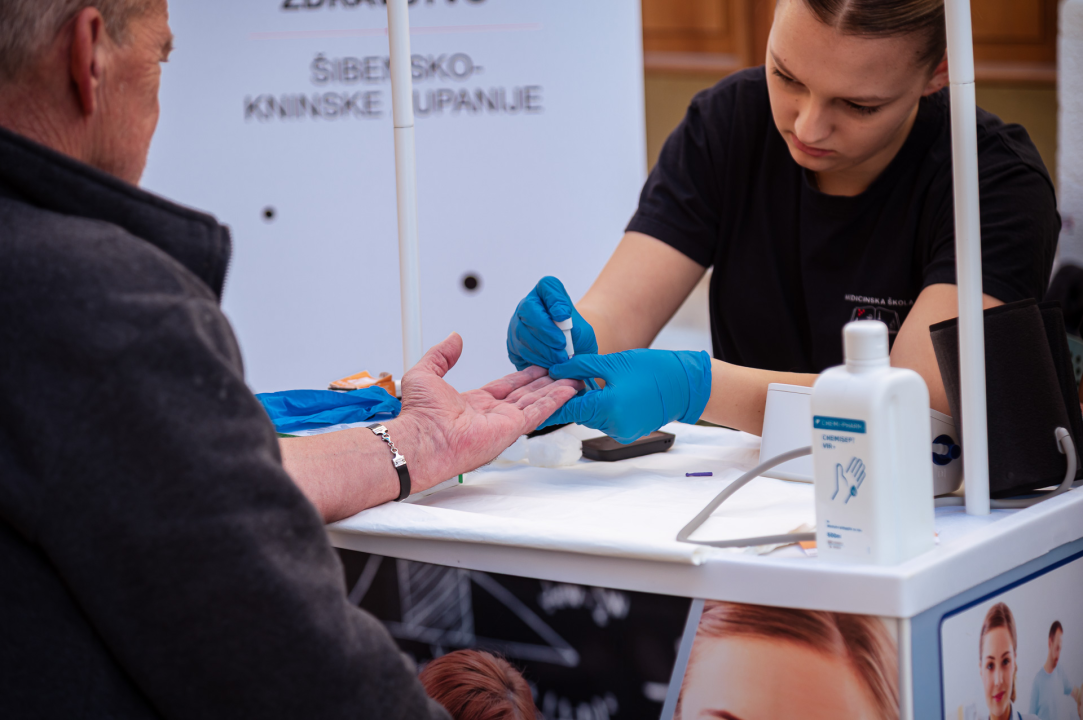 Dan šećerne bolesti: Učenici Medicinske škole Šibenčanima mjerili krvni tlak i šećer 