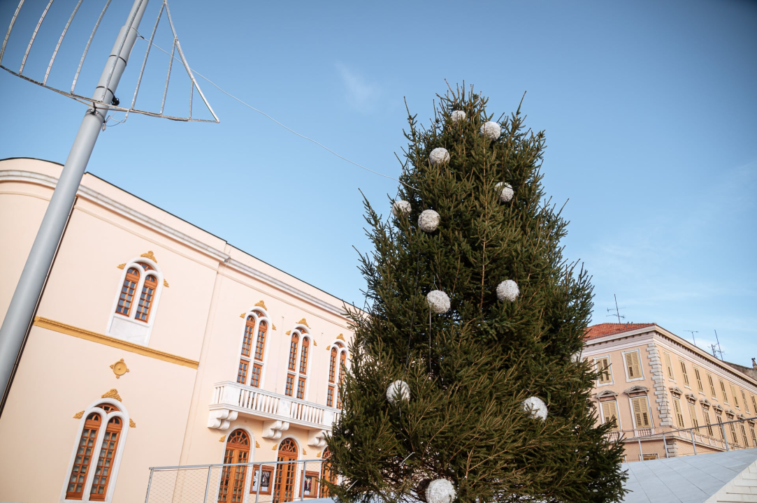 Šibenčani uživali na sunčanoj Poljani: Klizalište otvorilo svoja vrata, kućice i pozornica stigli u park