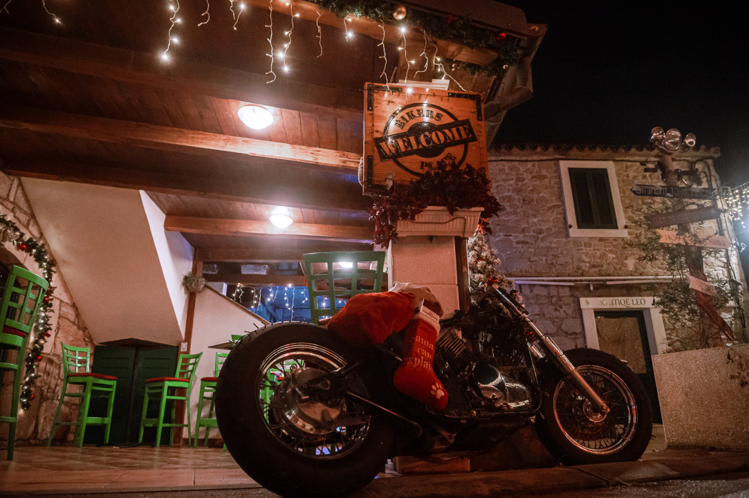 FOTO Doživite tribunjsku blagdansku čaroliju: Stray Cat donosi božićni ugođaj uz tople napitke i domaće delicije! 