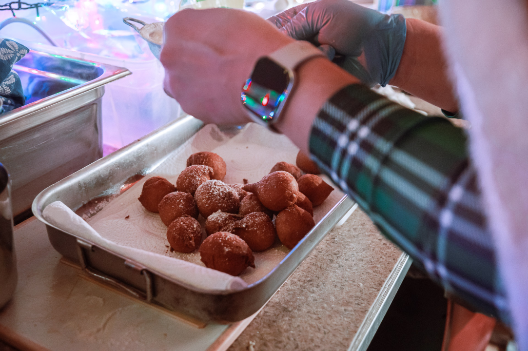 FOTO Doživite tribunjsku blagdansku čaroliju: Stray Cat donosi božićni ugođaj uz tople napitke i domaće delicije! 