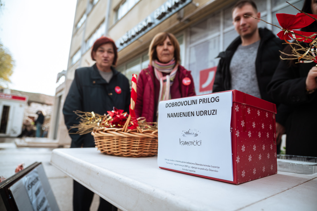 FOTO SDP-ovke dijele šibe i skupljaju dobrovoljne priloge za Udrugu Kamenčić