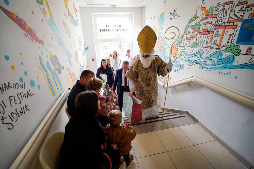 Gradonačelnik Burić u pratnji sv. Nikole obišao Odjel pedijatrije i razveselio mališane