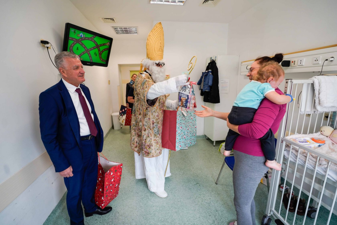 Gradonačelnik Burić u pratnji sv. Nikole obišao Odjel pedijatrije i razveselio mališane