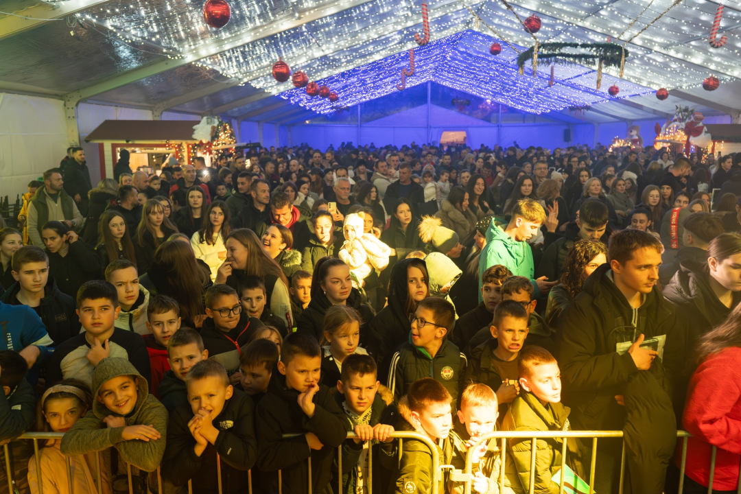 Otvoren Kraljevski advent u Kninu: Peki oduševio publiku, najmlađi uživali na klizalištu