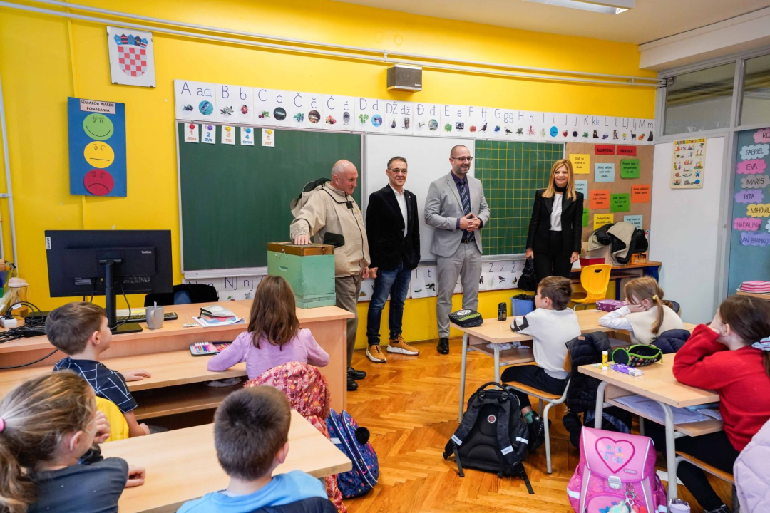Školski medni dan u Šibeniku: Danijel Mileta prvašićima podijelio med lokalnog proizvođača