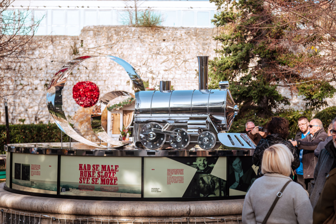 Skulptura 'Vlaka u snijegu' u Parku kao posveta najljepšoj uspomeni djetinjstva i Šibenčaninu Mati Relji 